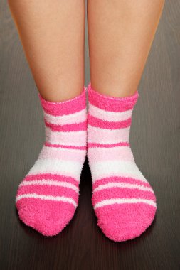 ayakları üzerinde çizgili çoraplı kadın zemin Laminant Parke.