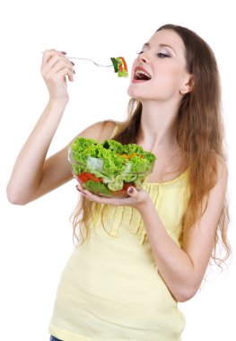 güzel bir kadın üzerinde beyaz izole sebze salatası ile