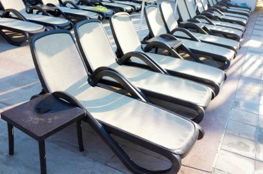 Yüzme Havuzu yakınındaki şezlong