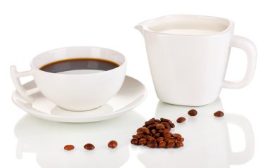 bir fincan sert kahve ve krem beyaz izole