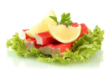 Yengeç sopa üzerinde beyaz izole limon, marul yaprakları üzerinde