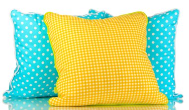 mavi ve sarı parlak yastık üzerinde beyaz izole