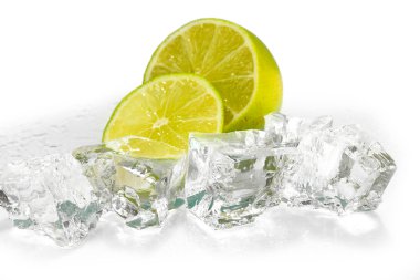 buz küpleri ile üzerine beyaz izole limon