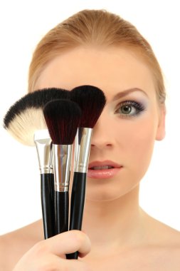 Makyaj fırçaları, üzerinde beyaz izole ile güzel bir kadın portresi