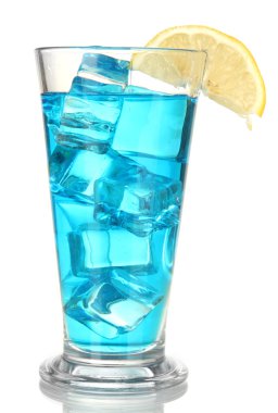 mavi lagün üzerinde beyaz izole kokteyl