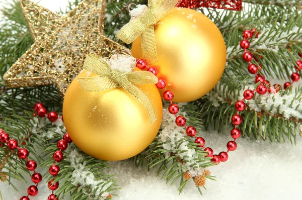 Bolas de Navidad sobre abeto con nieve, aisladas sobre blanco —  Fotos de Stock