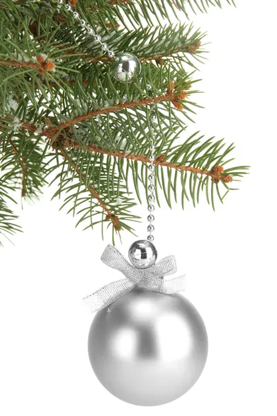 Weihnachtskugel auf Tanne, isoliert auf Weiß — Stockfoto