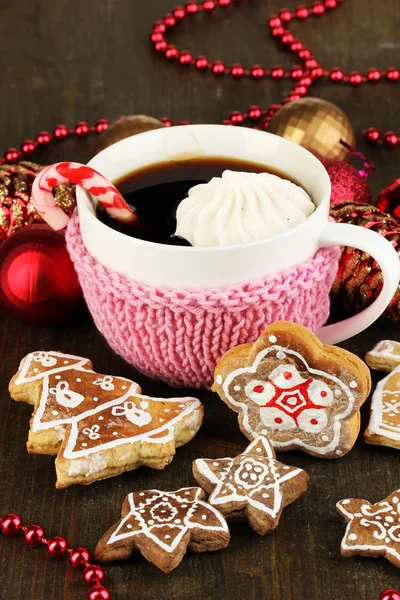 Kopje koffie met Kerstmis zoetheid op houten tafel close-up — Stockfoto