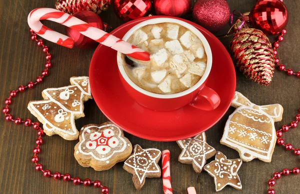 Taza de café con dulzura navideña en mesa de madera de cerca —  Fotos de Stock
