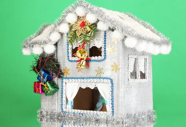 緑色の背景でのクリスマスの家の装飾 — ストック写真