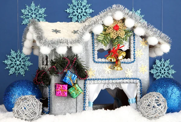 mavi renkli Noel evi dekore edilmiş
