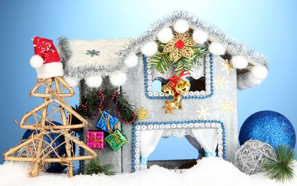 Casa de Natal decorada em fundo azul — Fotografia de Stock