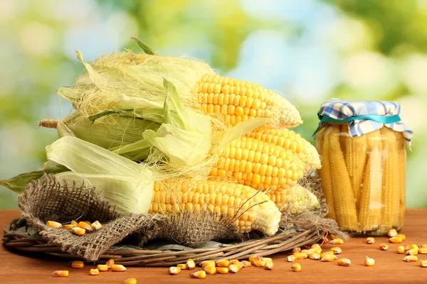 Fresh corn, on wooden table, on green background — Stock Photo, Image