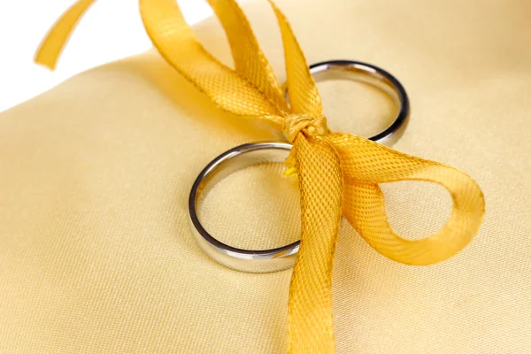 Wedding rings on satin pillow close-up — Stock Photo, Image