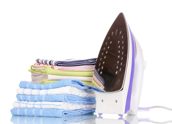 Bügeleisen und Handtücher isoliert auf weiß — Stockfoto