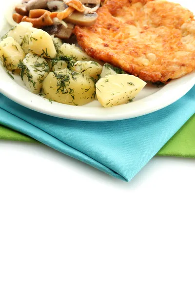 Brathähnchenschnitzel mit Salzkartoffeln auf Teller, isoliert auf weißem — Stockfoto