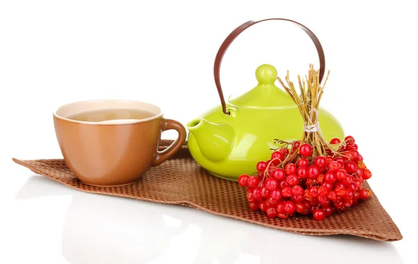 Té con viburno rojo aislado en blanco —  Fotos de Stock