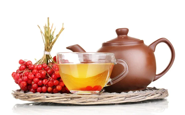 Чай с красным viburnum изолированы на белом — стоковое фото