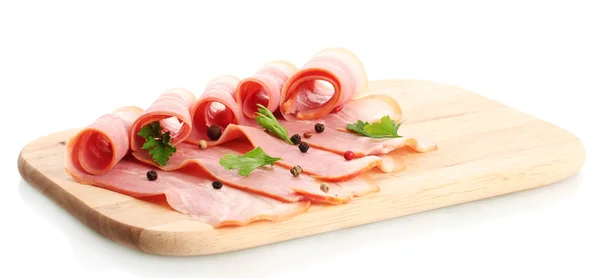 Gustosa pancetta con spezie su tagliere di legno, isolata su bianco — Foto Stock