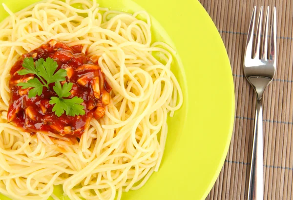 Italian spaghetti in plate on bamboo mat — Stock Photo, Image