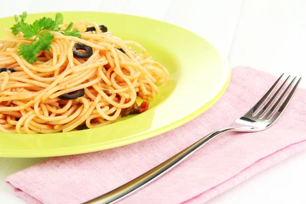 Italienische Spaghetti im Teller auf Holztisch — Stockfoto