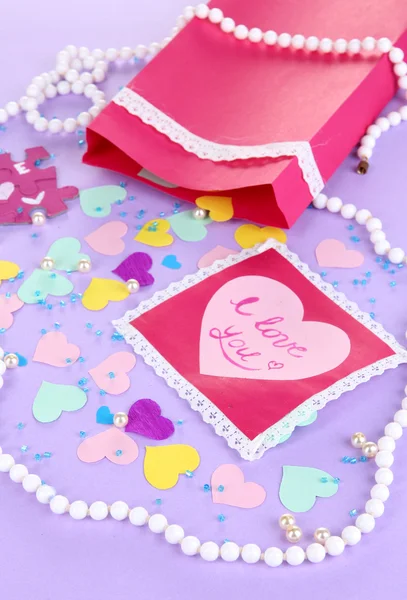 Hermosa composición de valentines de papel y decoraciones sobre fondo púrpura de cerca —  Fotos de Stock