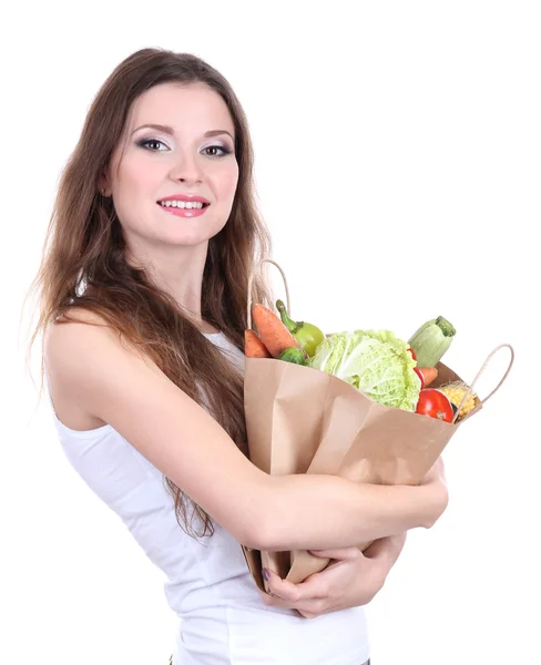 Mulher segurando um saco de supermercado cheio de vegetais frescos isolados em branco — Fotografia de Stock