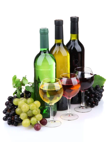 Botellas y copas de vino y surtido de uvas, aisladas sobre blanco — Foto de Stock