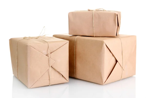 Cajas de paquetes con papel kraft, aisladas en blanco — Foto de Stock