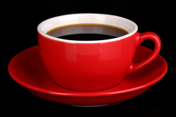 Una taza roja de café fuerte aislado en negro — Foto de Stock