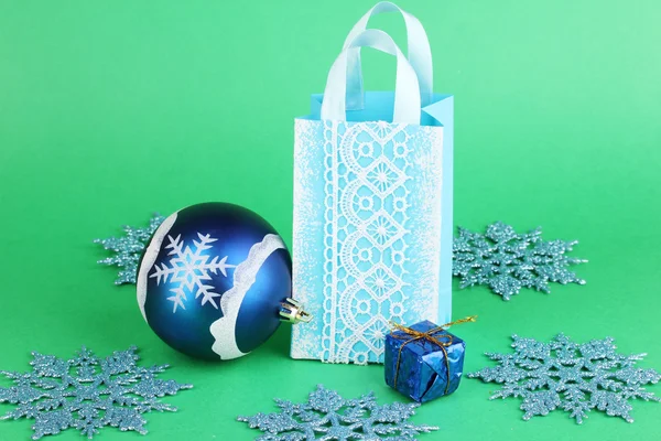 Christmas väska för gåvor på grön bakgrund — Stockfoto