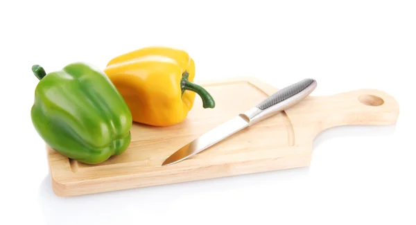 Paprika und Messer auf Holzschneidebrett isoliert auf weiß — Stockfoto