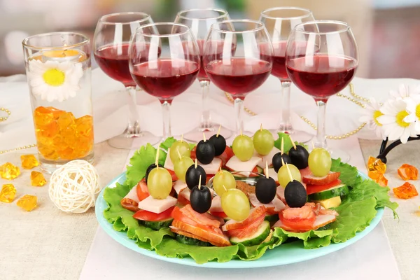 Canapes and wine in restaurant — Stock Photo, Image