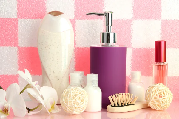 Bad accessoires op plank in de badkamer op roze stenen muur achtergrond — Stockfoto