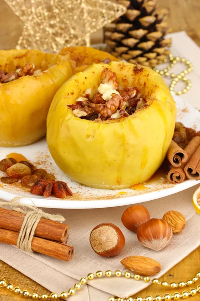 Manzanas al horno en el plato de cerca —  Fotos de Stock