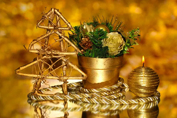 Kerstmis samenstelling met kaarsen en decoraties in goud kleur op lichte achtergrond — Stockfoto