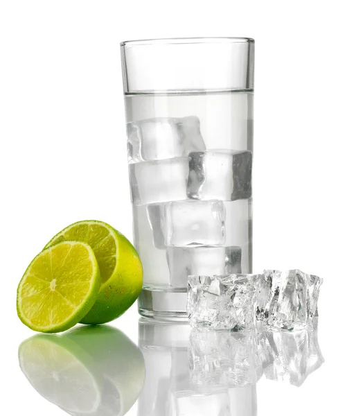 Isbitar i glaset med lime isolerad på vit — Stockfoto