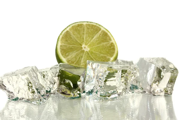 Eiswürfel mit Limette isoliert auf weiß — Stockfoto