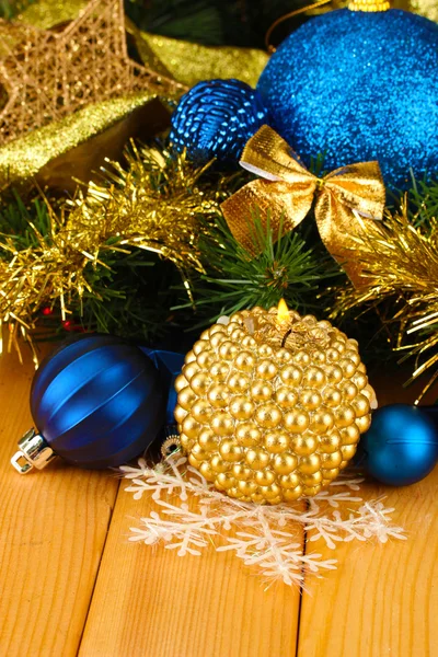 Kerstmis samenstelling met kaarsen en decoraties in blauwe en gouden kleuren op houten achtergrond — Stockfoto