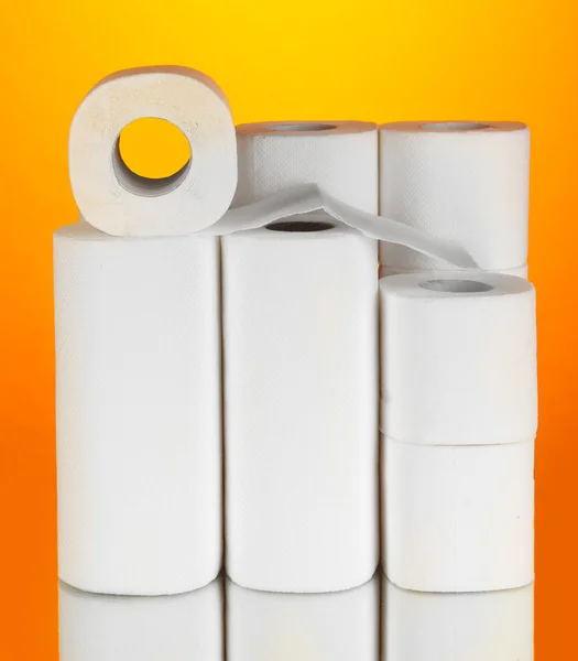 Rollos de papel higiénico sobre fondo naranja —  Fotos de Stock