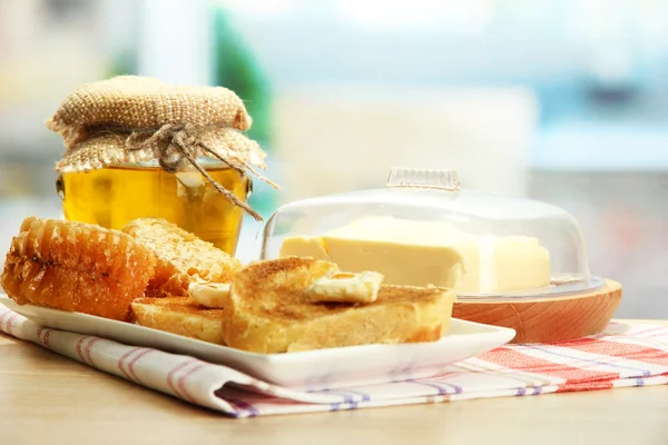 Biały chleb toastwith miodu na płytkę w kawiarni — Zdjęcie stockowe