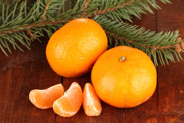 Leckere Mandarinen auf hölzernem Hintergrund — Stockfoto