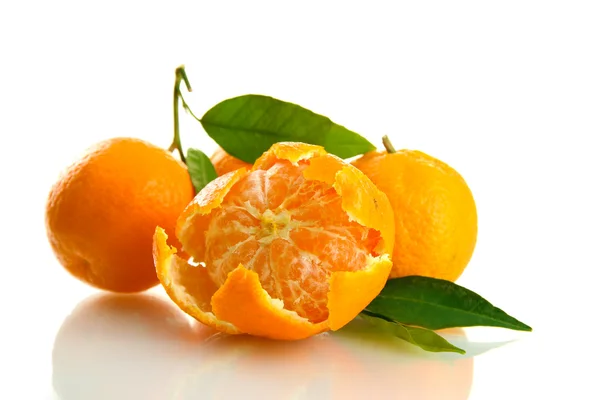 Rijpe zoete mandarijnen met bladeren, geïsoleerd op wit — Stockfoto