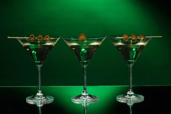 Gafas Martini sobre fondo oscuro — Foto de Stock