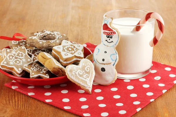 Jul fester på tallrik och glas mjölk på träbord närbild — Stockfoto