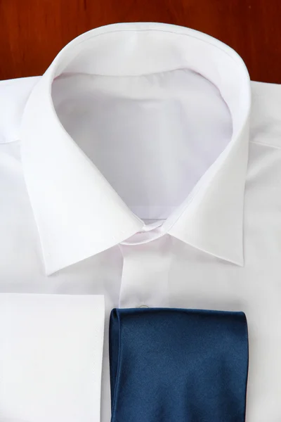 Nueva camisa de hombre blanco con corbata de color sobre fondo de madera — Foto de Stock