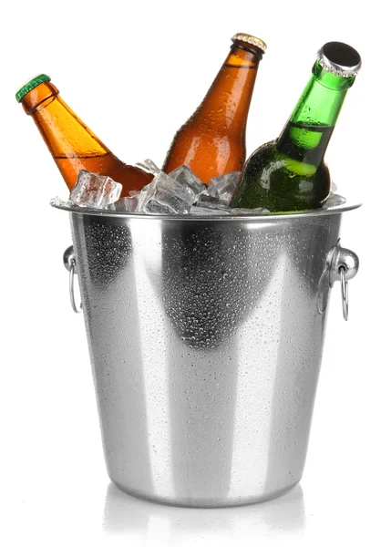 Botellas de cerveza en cubo de hielo aisladas en blanco — Foto de Stock