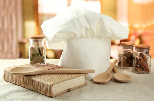 Sombrero de chef con cucharas en la mesa en la cocina —  Fotos de Stock