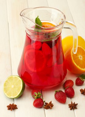 Beyaz ahşap masa üzerinde meyve kavanoza Sangria