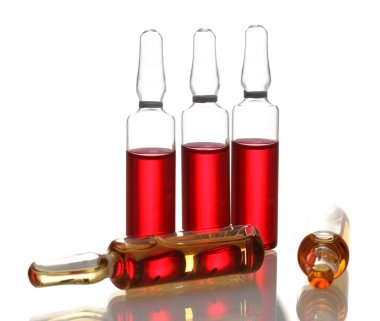 tıbbi ampul parlak sıvı ile üzerine beyaz izole